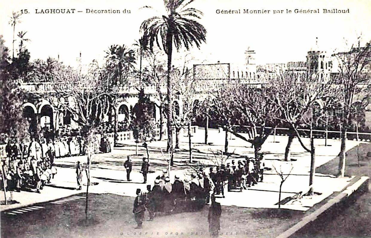 Laghouat - Decoration du General Monnier par le General Bailloud -1908.jpg